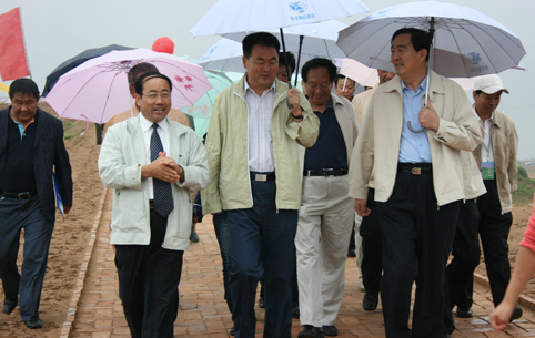 原自治區(qū)政協(xié)主席任亞平（中）、自治區(qū)人大副主任雷額爾德尼（右）等在風水梁視察