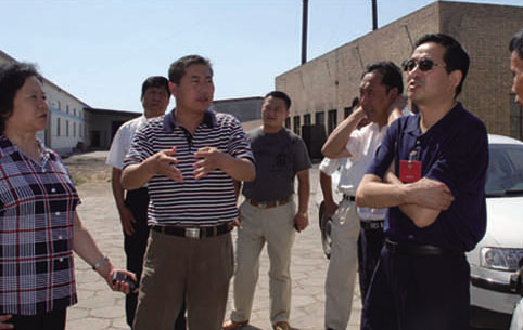 2008年7月，自治區(qū)政協(xié)副主席董恒宇（右二）等來東達(dá)集團(tuán)考察、鄂爾多斯副主席王果香（左一）等領(lǐng)導(dǎo)來東達(dá)集團(tuán)考察