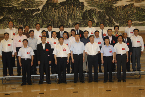2010年9月全國(guó)光彩事業(yè)促進(jìn)會(huì)副會(huì)長(zhǎng)趙永亮（后排右三）與中央書(shū)記處書(shū)記杜青林（前排右四），原任全國(guó)政協(xié)副主席、中央統(tǒng)戰(zhàn)部部長(zhǎng)、光彩事業(yè)促進(jìn)會(huì)會(huì)長(zhǎng)，全國(guó)政協(xié)副主席黃孟復(fù)（前排右三）等領(lǐng)導(dǎo)合影