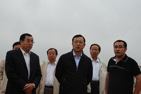 中國藝術(shù)研究院院長、非遺中心主任連緝（左二）等領導來風水梁考察