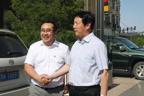 2014年6月12日，自治區(qū)團(tuán)委書記常青（右）來東達(dá)集團(tuán)調(diào)研